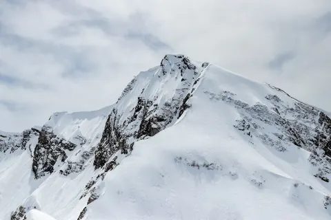 बर्फीली पर्वत चोटी 4K वॉलपेपर · mountains · 3840×2560