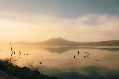 Fondo de pantalla Lago de montaña brumoso 4K · nature · 3840×2560