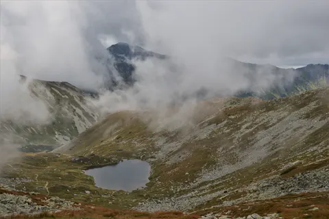 Fond d'écran Lac de montagne brumeux 4K · nature · 3840×2553