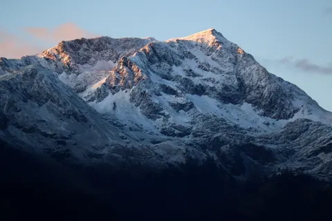 बर्फीली पर्वत चोटी 4K वॉलपेपर · mountains · 3840×2560