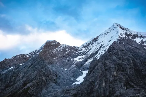 Tapeta Ośnieżony Szczyt Górski 4K · mountains · 3840×2560