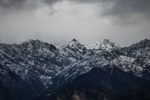 Fondo de pantalla Cima Nevada 4K · mountains · 3840×2560