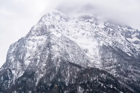 Fond d'écran Pic montagneux enneigé 4K · mountains · 3840×2561