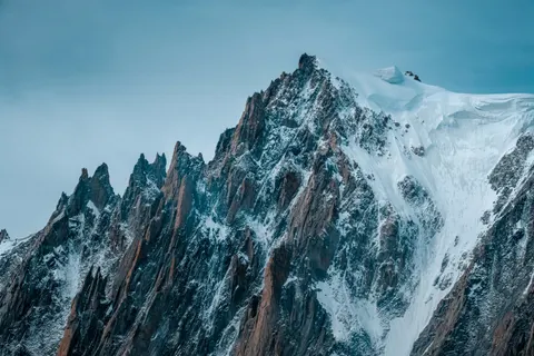 雪山之巅 4K壁纸 · mountains · 3840×2560