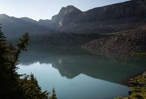 薄雾山湖 4K壁纸 · nature · 3840×2611