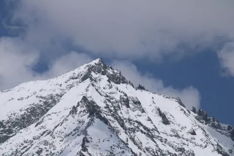 बर्फीली पर्वत चोटी 4K वॉलपेपर · mountains · 3840×2560