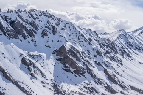 Fondo de pantalla Cima Nevada 4K · mountains · 3840×2560