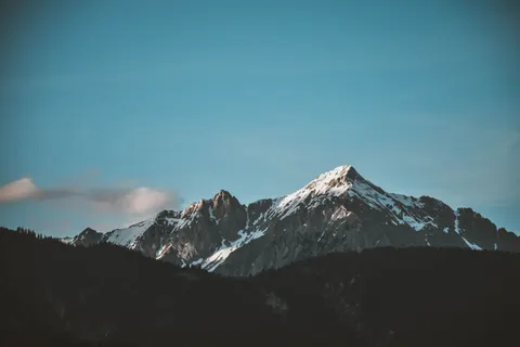 Fond d'écran Pic montagneux enneigé 4K · mountains · 3840×2560