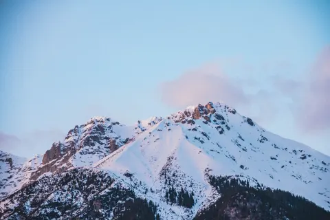 Tapeta Ośnieżony Szczyt Górski 4K · mountains · 3840×2560