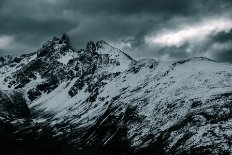 والپیپر قله برفی کوه با کیفیت 4K · mountains · 3840×2560