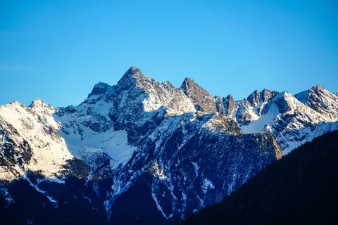 Fond d'écran Pic montagneux enneigé 4K · mountains · 3840×2560