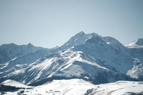 Fondo de pantalla Cima Nevada 4K · mountains · 3840×2560